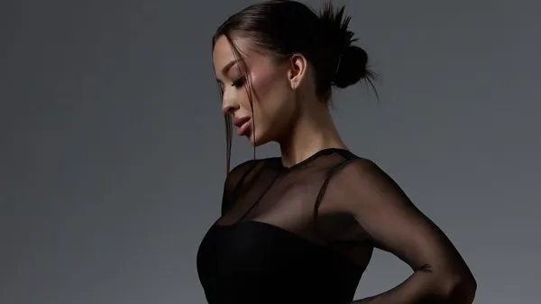 Показала сексі сідниці в рожевих шортиках – муза Касімова спокушає у спортзалі