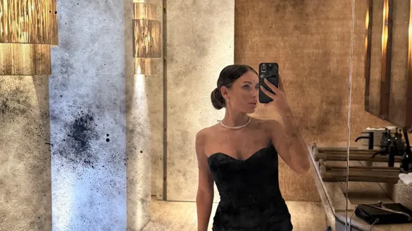 Дівчина дебютанта збірної України феєрить з відкритим бюстом – кайфує від зміни зовнішності