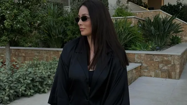 Сімейне щастя на кожному кадрі – Піхальонок ніжно тримає сина на руках і дарує тепло