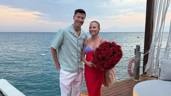 Дружина Лєвандовскі вразила короткою сукнею у Варшаві – шалено довгі ніжки та незвичний образ