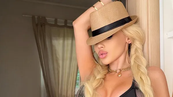 Колишня Вербіча оголила тіло – перли ледь прикрили найпікантніше