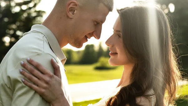 Бескоровайний засвітився на оголеному фото з витонченою моделлю – видатні форми