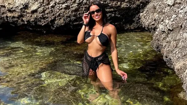 Пассия игрока сборной Украины сорвала с себя все: в чане показала главную гордость и довела до шока