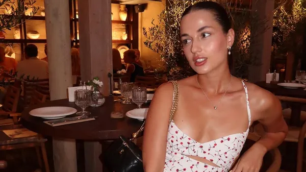 Штогрин почти поцеловал счастливую брюнетку – любви нет предела