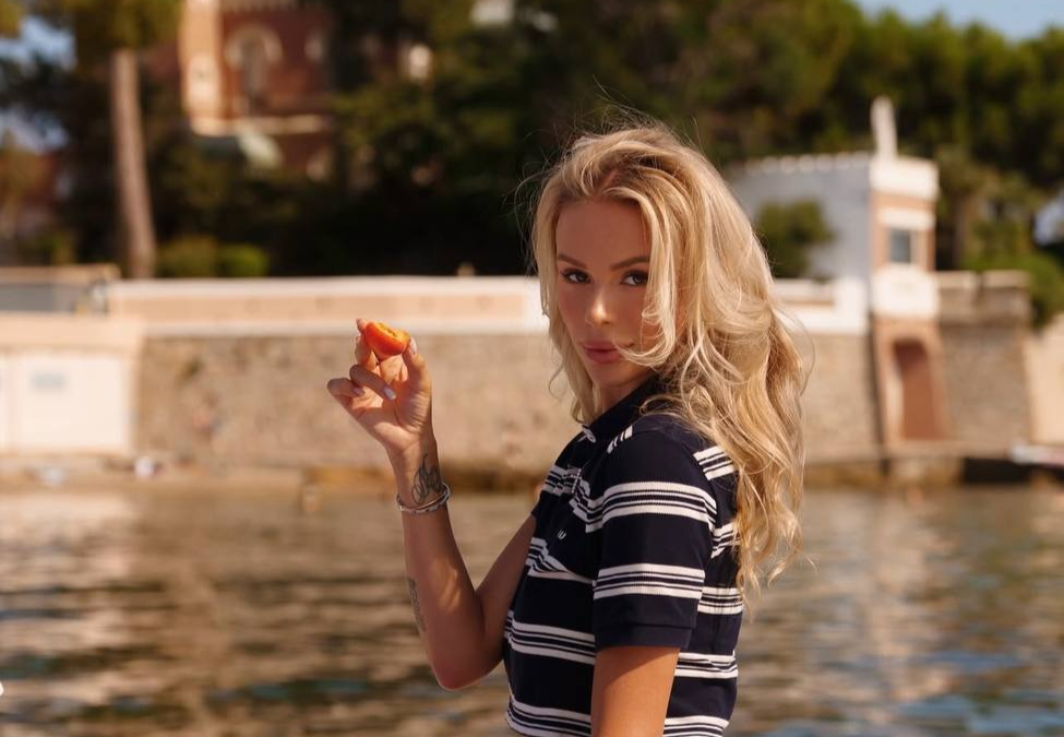 Пылкая бывшая Гусева засветила сексапильные ножки и зажгла страстью – горячее появление в мини-платье