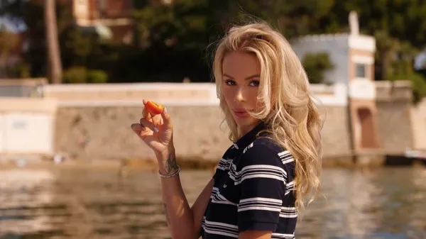 Палка колишня Гусєва засвітила сексапільні ніжки і запалила пристрастю – гаряча поява у міні-сукні