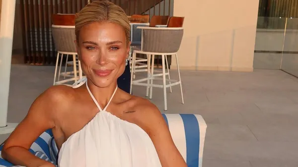 Барби без цензуры – избранница Конопли в мини-юбке и топе разозлила сексуальностью