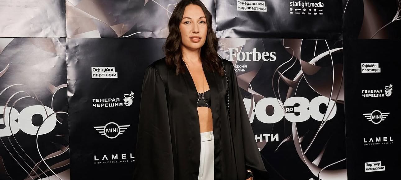 Кохана Довбика сяє у білому – її щастя надихає на перемоги