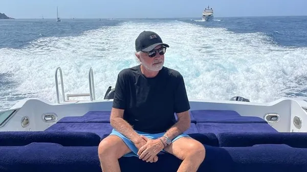 Легенда Формули-1 розважає двох красунь на яхті – 75-річного боса оточують лише розкішні молодиці