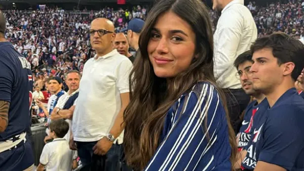 Бездоганна донька тренера ПСЖ скинула бюстгальтер та показала головну зброю: децибели зваби