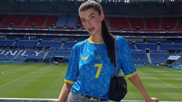 Новачок збірної України палає від фото королеви краси в бікіні – надихає на Францію