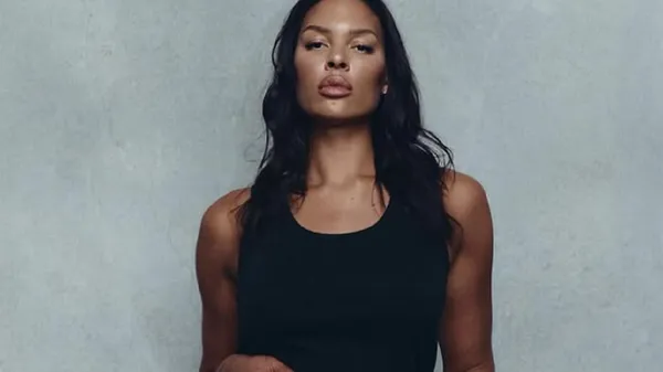 Зірка жіночого баскетболу зробила "голе" фото на фоні стихії: гарячий релакс став вірусним у мережі