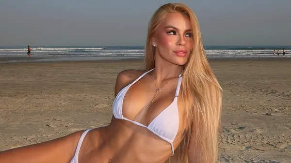 Колишня Вінісіуса повернулася з Києва – у вогняному карнавальному стилі оголила тіло