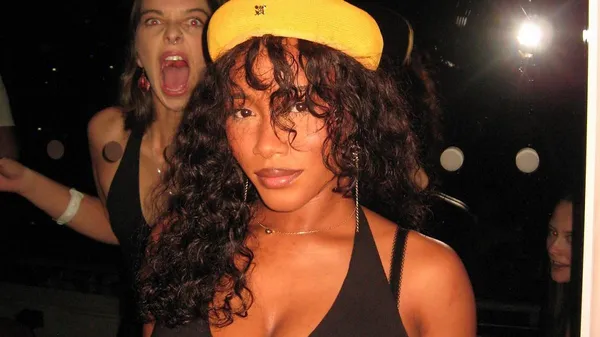 Тайная девушка лидера Арсенала выставила грандиозную грудь на показ – фанаты безумствуют и не верят, что свои