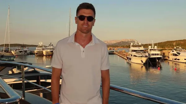 Відомий бомбардир наробив галасу гламурною жіночою сумкою – її вартість може шокувати