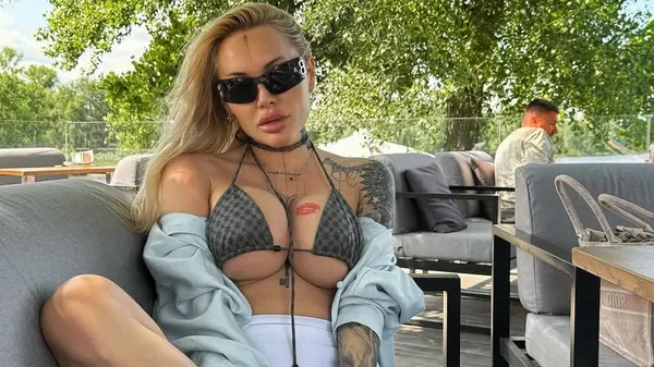 Морозюк без штанов в одних лишь трусах показала домашнюю страсть и пикантные изгибы