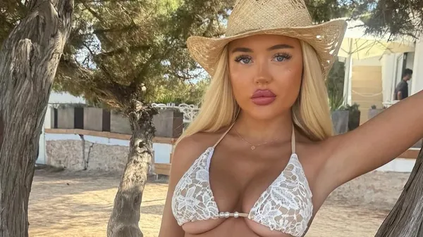 Оголена секс-бомба з OnlyFans та фанатка МЮ зводить з розуму гарячим фото з Іспанії