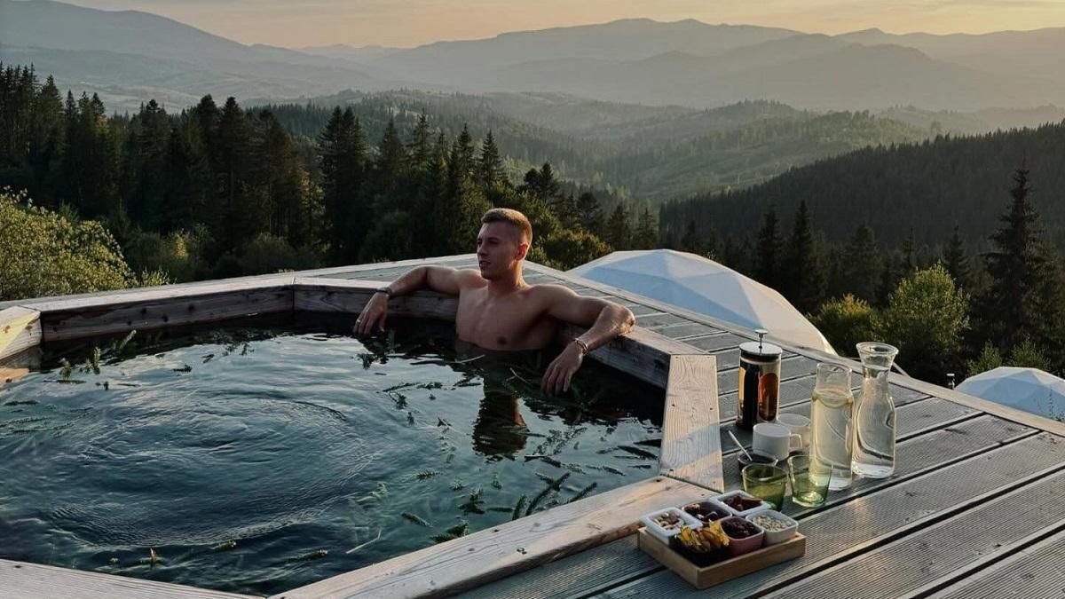 Хавбек Шахтаря з таємничою білявкою вирвався в гори – розкішне авто, шашлики й Біблія