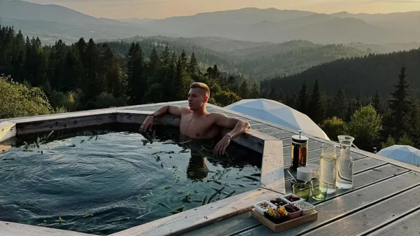 Хавбек Шахтаря з таємничою білявкою вирвався в гори – розкішне авто, шашлики й Біблія