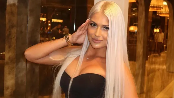 Муза Велетня розстібнула сорочку – спокусливо показала сексі бюстик