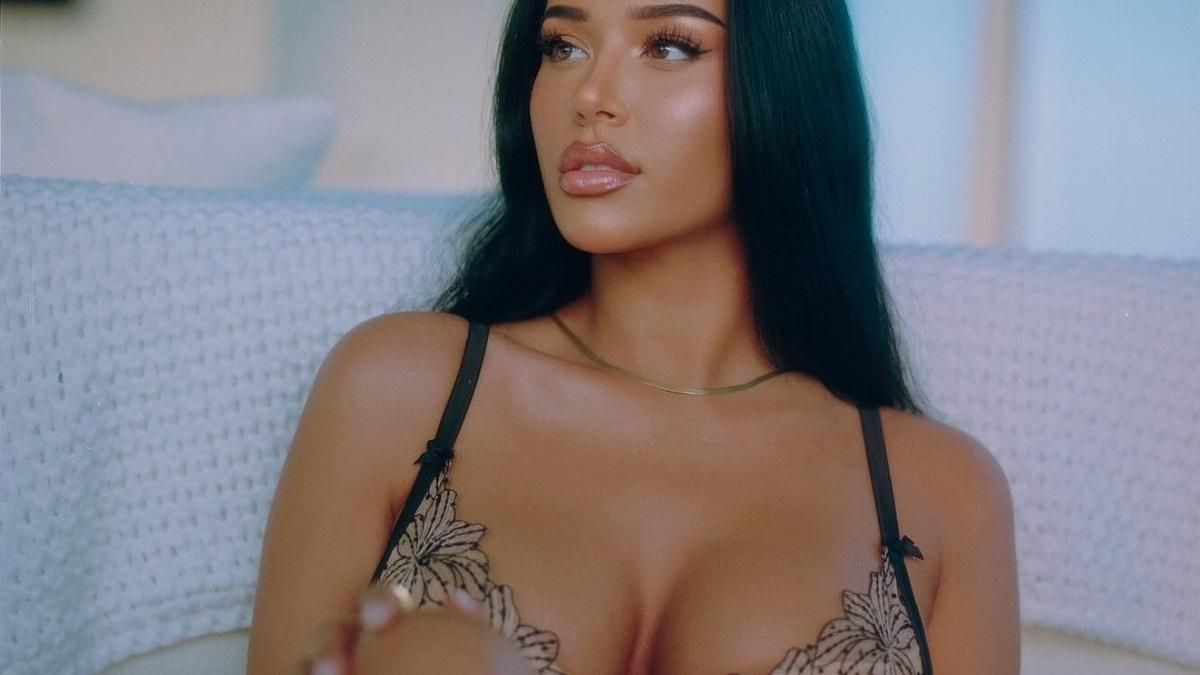 Беллінгем дивує позами в акті кохання прямо на пляжі – оголена богиня приголомшує не лише його