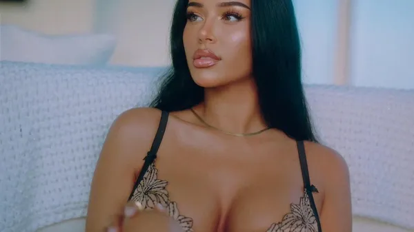 Беллінгем дивує позами в акті кохання прямо на пляжі – оголена богиня приголомшує не лише його