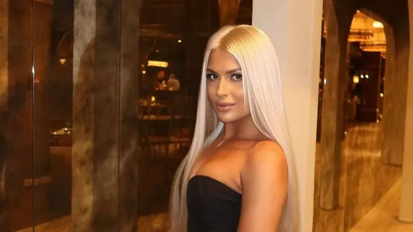 Кокетлива муза Велетня спокушає грайливим поглядом – блондинка з перчинкою