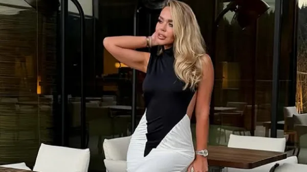 Сміливе міні та шубка: Федецька перевертає моду в розпал спеки – гаряче тіло і ніжки в центрі уваги