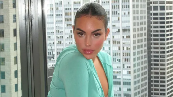 "Джорджина заручилася з Роналду, бо вагітна": Родрігес вигулює округлий животик у Нью-Йорку