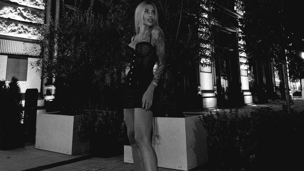 Сексапільна колишня Мілевського шаленіє з футболістом-рекордсменом – вивела ботокс і вражає формами