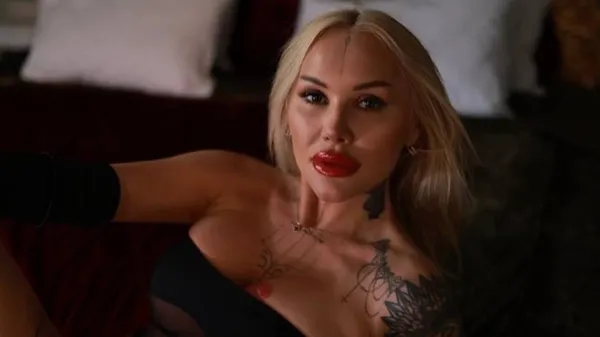 Сексуальність без фільтрів: Морозюк провокаційно милується своїми пікантними формами в дзеркалі