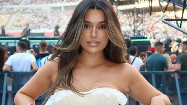 Бывшая игрока Тоттенхэма искрит соблазном на отдыхе: вид разбуждает самые смелые мечты