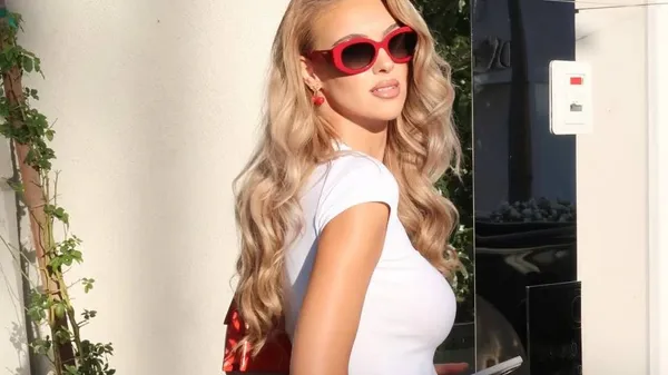 Фанатка Словаччини звабила Нью-Йорк у міні-сукні – розкіш на сходах