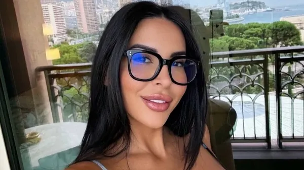 Спокуслива класика: італійська ведуча спекотно зваблює надзвичайно пишним декольте