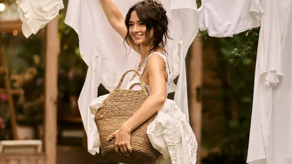 Сидорчук підкорила Італію новим спокусливим образом – глибоке декольте і келих вина у Флоренції