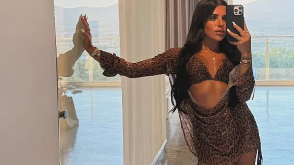 Дружина одноклубника Мудрика показала спекотні форми у коротких шортах: шалений фурор у мережі