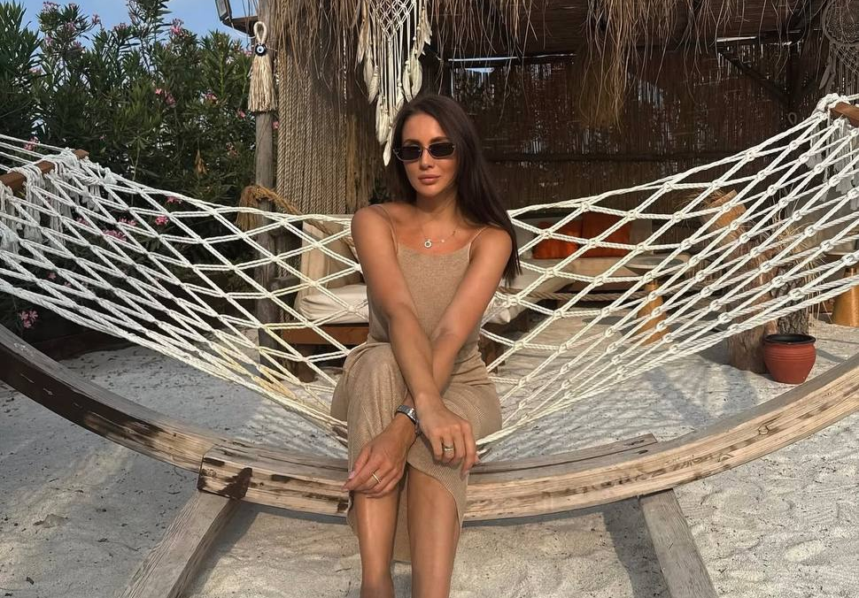 Муза Піхальонка граційно ніжиться на відпочинку в Анталії – гарячий образ підігрів інтереси публіки