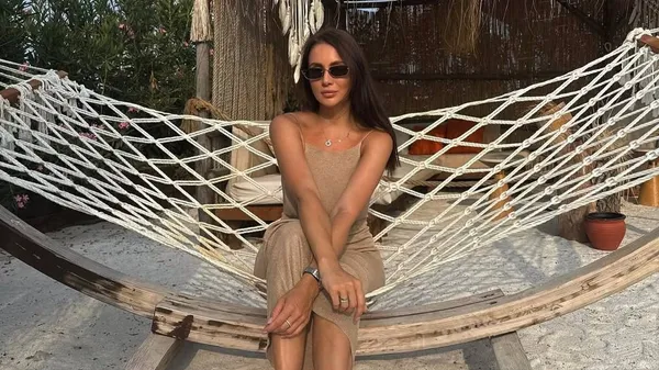 Муза Піхальонка граційно ніжиться на відпочинку в Анталії – гарячий образ підігрів інтереси публіки