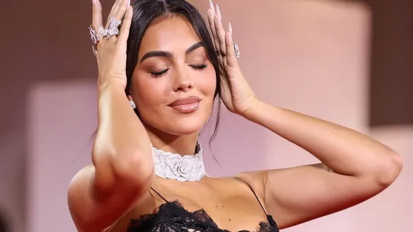 Возлюбленная Роналду выгнулась, словно богиня соблазна – пышные прелести в эротической позе доводят до исступления