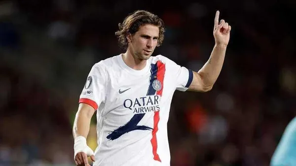 ПСЖ збирає команду мрії? Забарний у заявці, Сафонов на нервах, а Кварацхелія просто зайшов на вогник