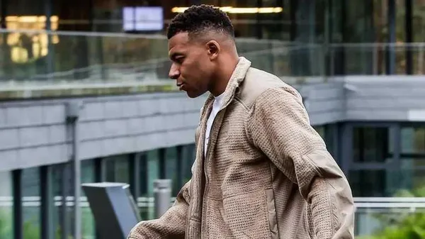 Новая традиция 'Реала': Мбаппе ломает палец и сразу копирует фирменный трюк Бензема