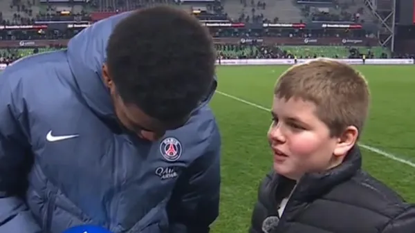Три объятия и поцелуй: детская искренность смутила "одноклубника" Забарного из ПСЖ