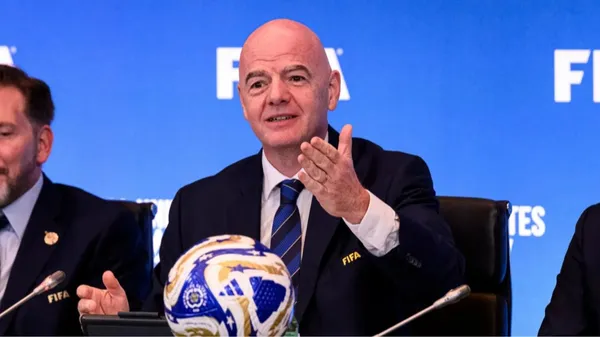 ФІФА вирішила "зблизити" Іран та Єгипет. За допомогою гей-параду та райдужних пов'язок