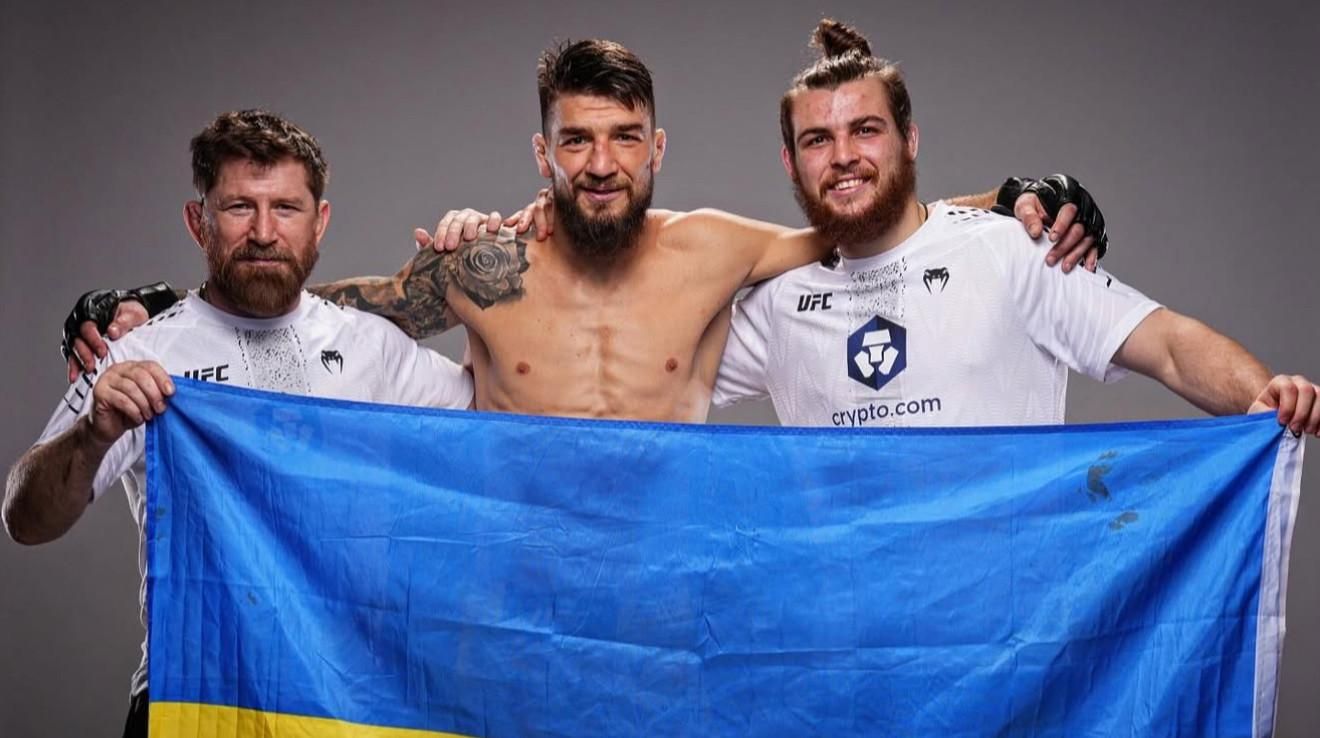 Заткніться про "війну": Амосов задушив американця і прочитав лекцію всьому UFC