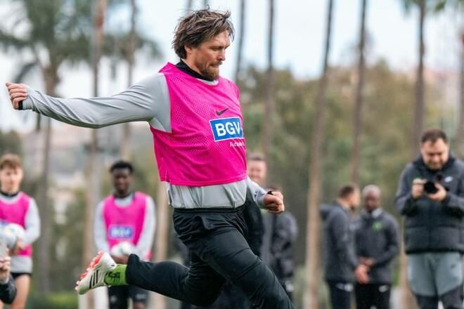 Усик змінює ринг на газон? Чемпіон світу провів тренування з Поліссям, і це було епічно