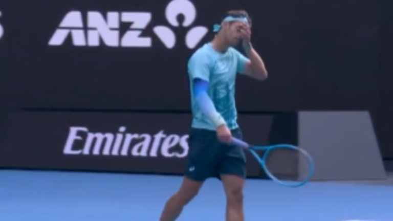 Джокеру знову щастить: вів 2:0, але здався. Як травми тягнуть Джоковіча у півфінал Australian Open