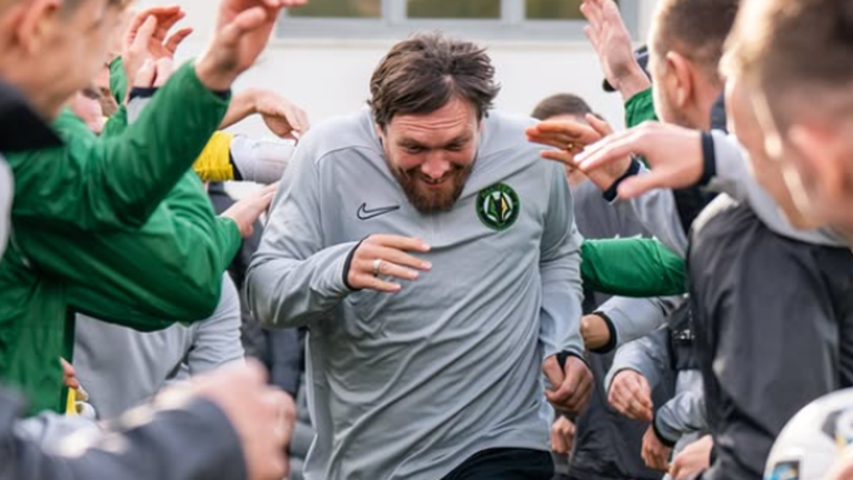 Кто здесь боксер? Легионер "Полесья" одним подкатом отправил Усика к врачам