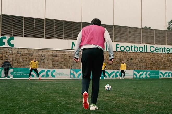 Усик ледь не залишився без ніг, але забив з пенальті: чемпіон влаштував шоу на тренуванні "Полісся"