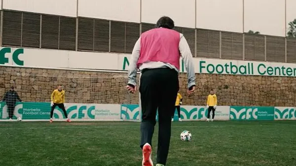 Усик ледь не залишився без ніг, але забив з пенальті: чемпіон влаштував шоу на тренуванні "Полісся"