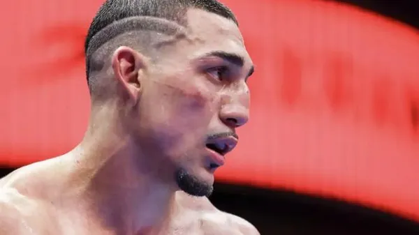 Теофимо Лопес включил старую пластинку: снова вспомнил Ломаченко и советует новому сопернику "убегать"